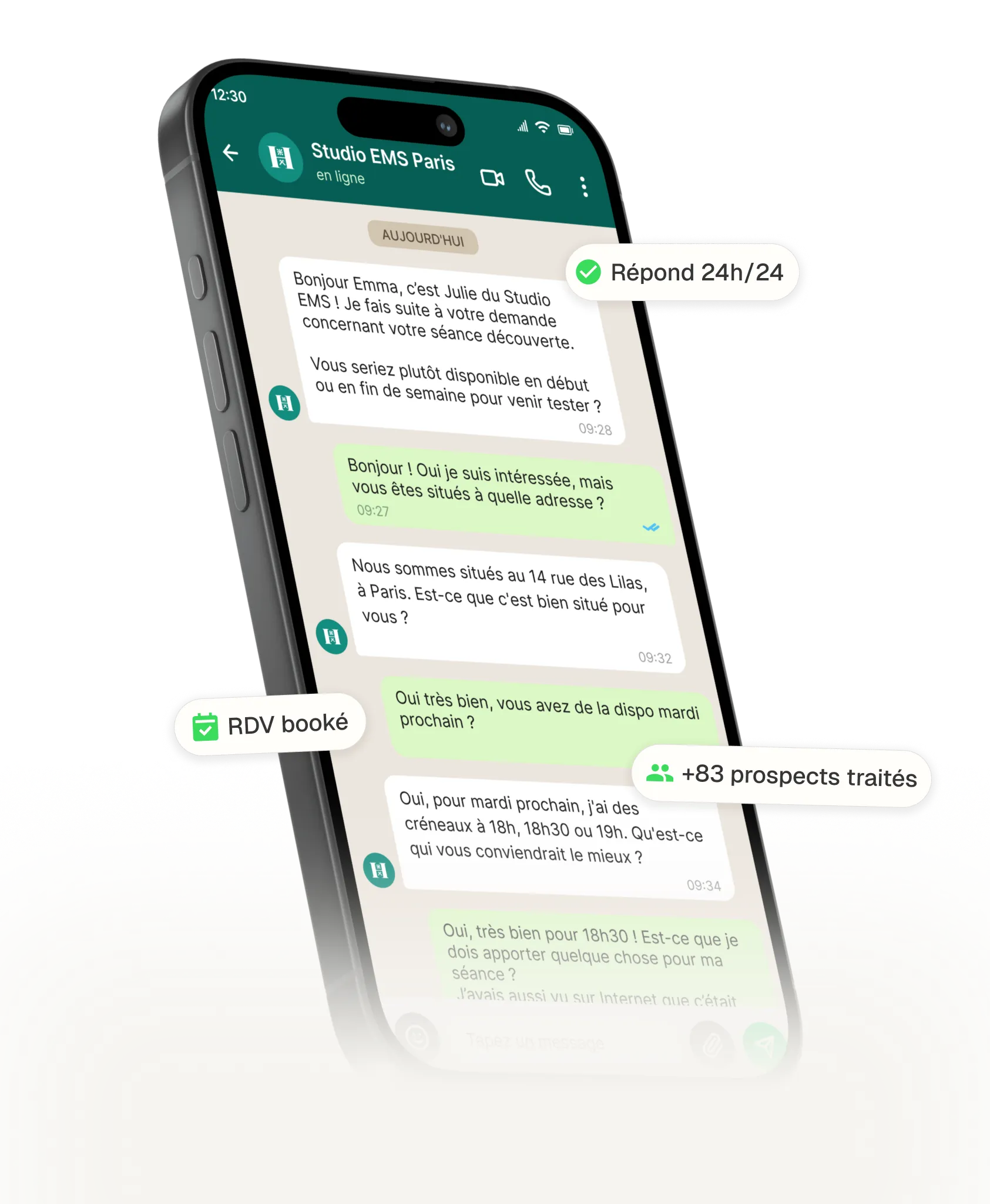 Conversation WhatsApp entre l'agent IA d'un studio et une prospecte, avec les mentions « Répond 24h/24 », « RDV booké » et « +83 prospects traités ».